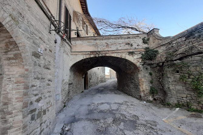 Private Bevagna Walking Tour with official guide - How a private guide changes your whole experience