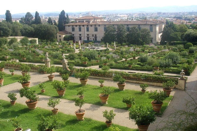 Private Florence Tour of Must-See Sites from Duomo to Santa Croce & Old Bridge - Palazzo Davanzati and off-route storytelling without the detours