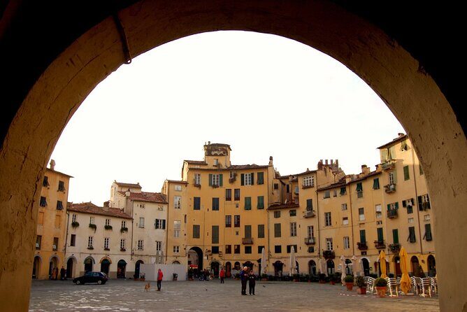 Private Guided Tour of Lucca by E-bike or City bike - Meeting at Piazzale B. Ricasoli: what the first 15 minutes feel like