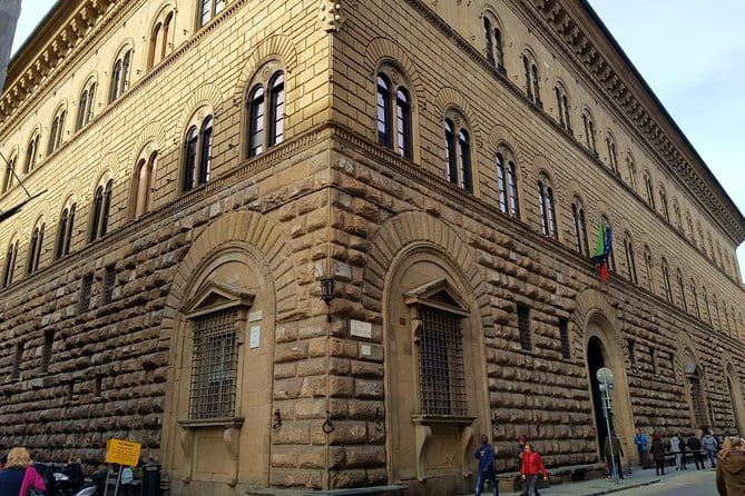 Private Medici Walking Tour – Discover Florence’s Royal Past - Starting at Piazza della Repubblica: easy to find, easy to begin