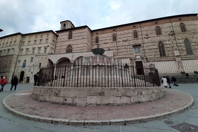 Private Perugia Walking Tour with official guide - Fontana Maggiore: why this fountain is a whole lesson