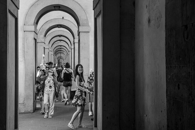 Private Photographic Experience in Florence minimum 2 people - How Silvia helps with posing, comfort, and shy-couple nerves