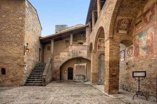 Private Tour in San Gimignano - Piazza della Cisterna: rival families and the tower logic
