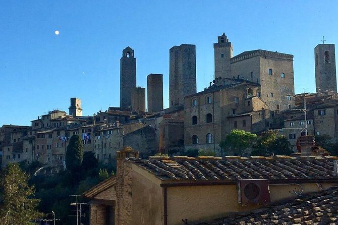 Private Tour in San Gimignano - The opening climb: Porta San Giovanni and getting your bearings