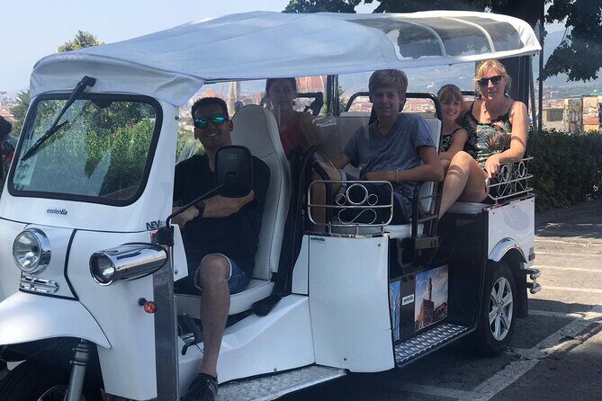 Private Tour of the Historic Center of Florence by Golf Car - Stop 1: Florence historic center and the power of local stories