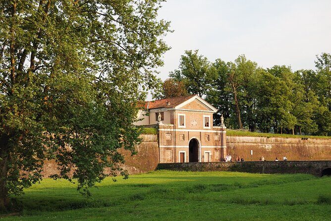 Private walking tour of Lucca city centre and the walls - Getting to the start: Lucca Bike Rental near Piazzale B. Ricasoli