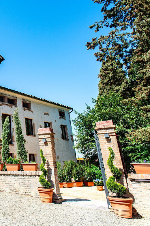 Romantic Escape in Tuscany with Overnight and Wine Tasting - Should you book it?