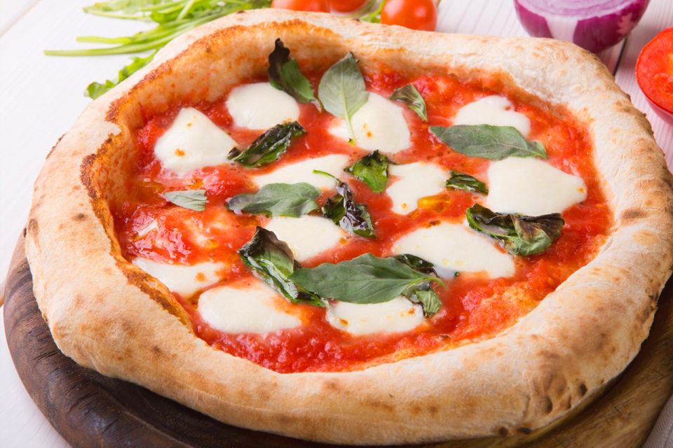 San Gimignano: 2-Hour Pizza Class & Wine Tasting - Sampling pizzas and local products before you finish yours