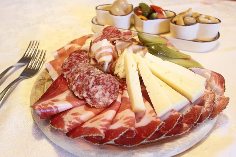 San Gimignano: 2-Hour Wine & Gourmet Tasting with Drinks - San Gimignano wine in 2 hours: what makes this format work