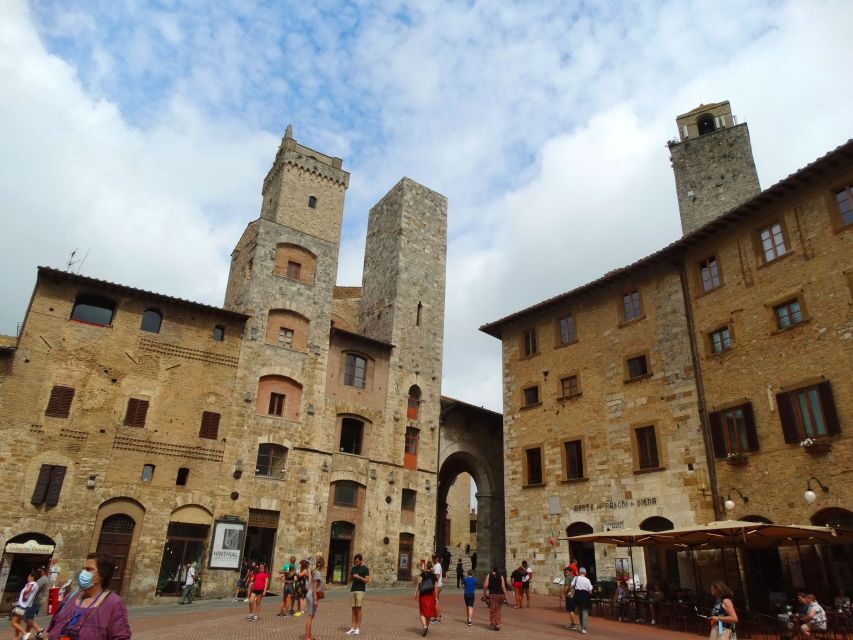 San Gimignano private guide: Manhattan of the Middle Ages - Streets, Shops, and the Santa Fina Ice Cream Decision