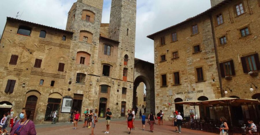 San Gimignano private guide: Manhattan of the Middle Ages - Torre Grossa and Piazza del Duomo: Seeing the Town’s Power Lines