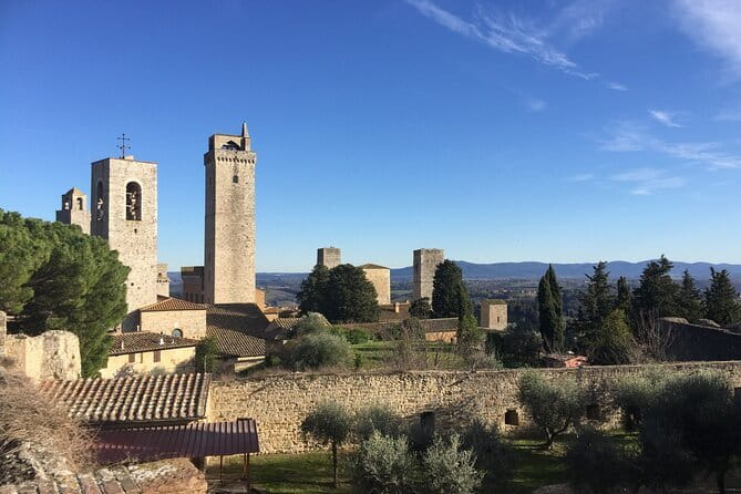San Gimignano, Saffron and Vernaccia Wine from Florence - Monteriggioni Fortress: medieval walls and Via Francigena context