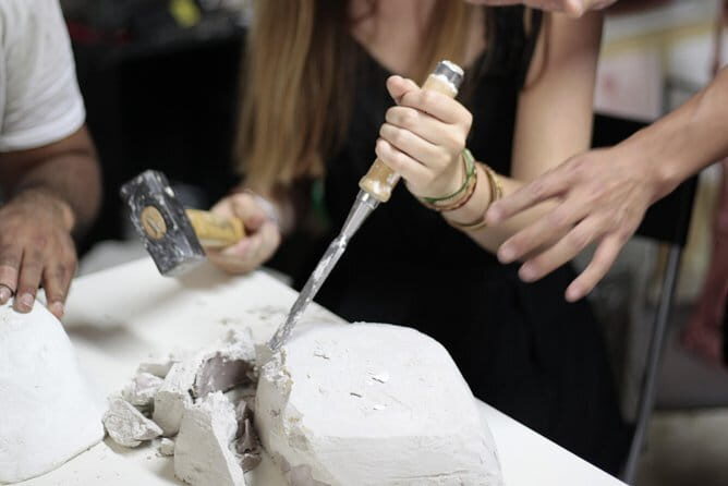 Sculpt like Michelangelo - Arriving at the studio: check-in, tools, and the studio vibe