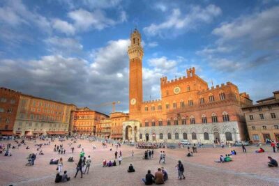 Siena Magica Private Walking Tour - Piazza Salimbeni and the medieval banking story