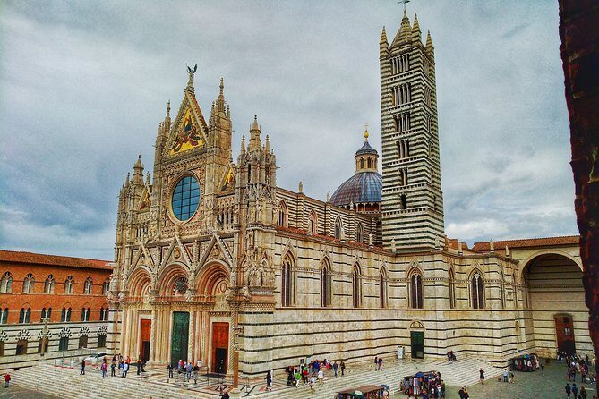 Siena private guided tour for families - Via Banchi di Sopra: the Via Francigena thread under your feet