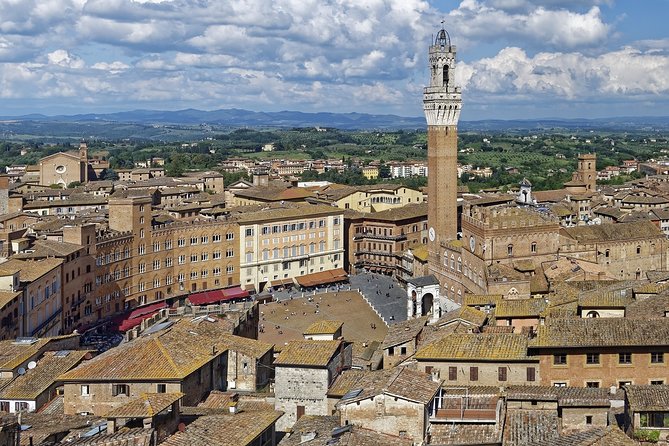Siena Private Walking Tour With A Professional Guide - Starting at Fonte Gaia: warm-up views before the big squares