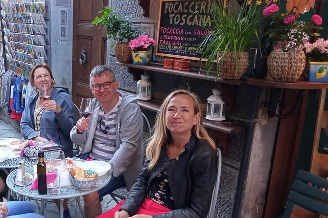 Siena walking tour with lunch & Chianti wine - Stop 3: Piazza Tolomei, cafés, and the feel of local neighborhoods