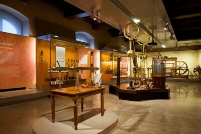 Small-group Guided tour of Galileo's Museum - The tour format: 1 hour 30 minutes and a small-group pace