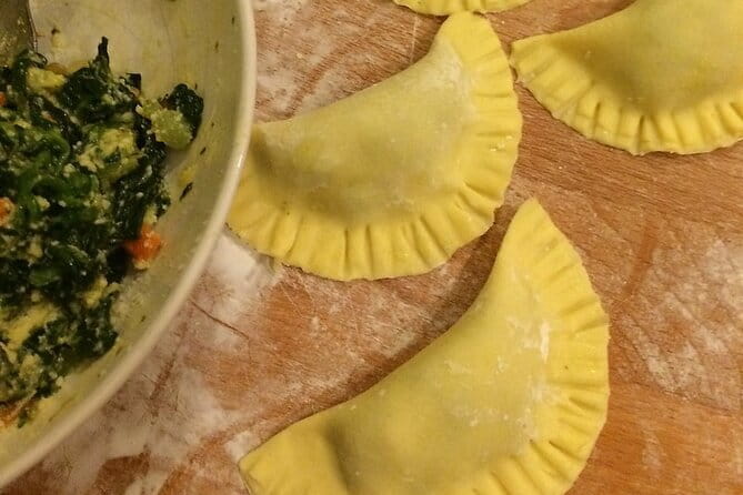 Small group PURO Vegan pasta and bruschette Class in Florence - Meeting at Via Romana and setting up for kitchen time