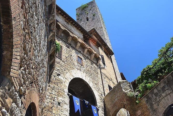 Small-Group Vernaccia di San Gimignano Wine Tour - White and Red Wines - San Gimignano in one hour: piazza della Cisterna and a gelato breather