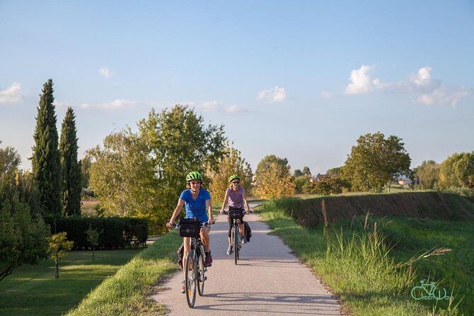 Spello E-Bike & Wine Tour with Scenic Winery Lunch - Spello on a quiet ride: valley fields to a hilltop town