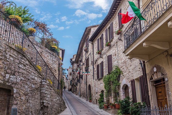 Spello, Roman mosaics and Renaissance masterpieces – Private Tour - Cappella Baglioni: ceramics underfoot and fresco details above
