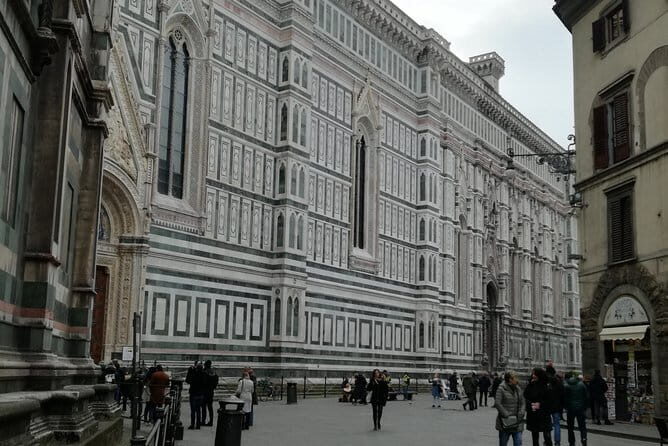 The Best Of Classic Florence - Private Tour - Piazza della Repubblica and the Triumphal Arch: where modern Florence crowds meet old layers