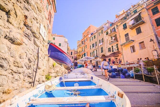 The pearls in the gulf of poets: Cinque Terre private tour - The Mercedes pickup: comfort that pays off in a one-day plan