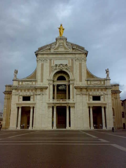 Tour Assisi e Spello with van - Wine and olive oil tasting (and how market days change the mood)