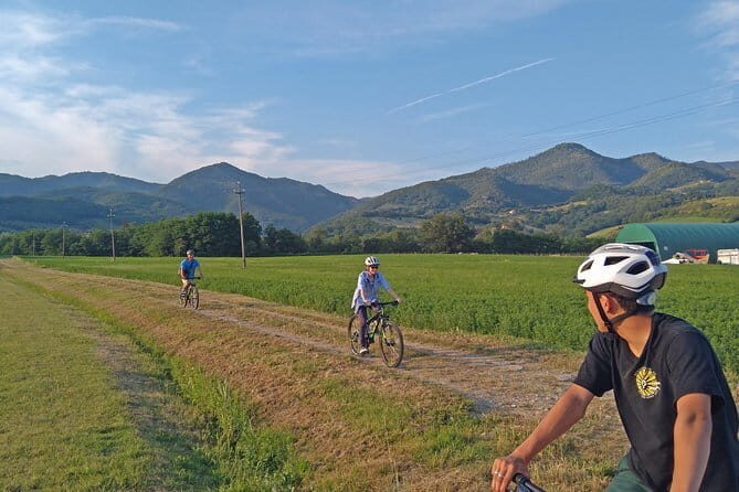Tuscan countryside bike tour and food tasting - Stop 1: Vicchio Village and the Lake Walk