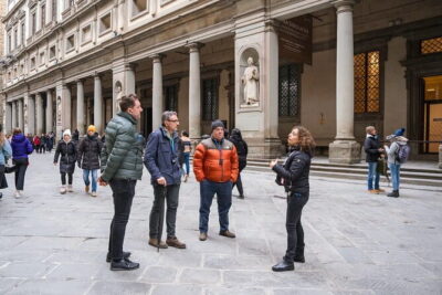 Uffizi Gallery Tour with Botticelli & Michelangelo - Finding the start point quickly: Statue of Leonardo da Vinci