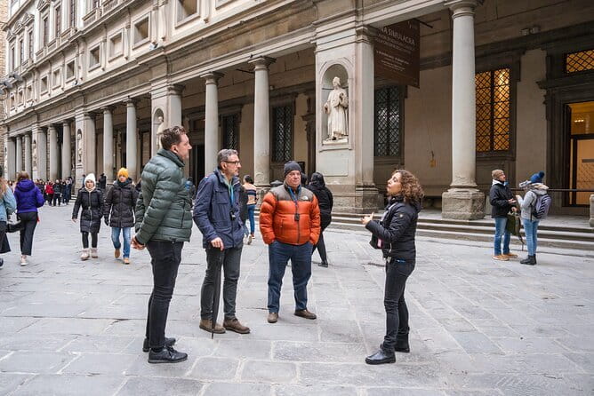 Uffizi Gallery Tour with Botticelli & Michelangelo - Finding the start point quickly: Statue of Leonardo da Vinci