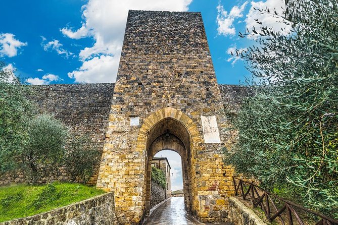 Vespa Tour with Lunch&Chianti Winery from Siena - Monteriggioni’s medieval walls: the best souvenir is your camera roll