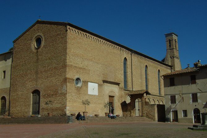 Visit of San Gimignano with local expert guide - San Gimignano starts with orientation at Piazza del Duomo