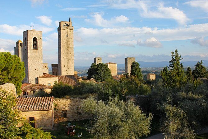 Visit of San Gimignano with local expert guide - Towers, churches, and alleys: learning how to look