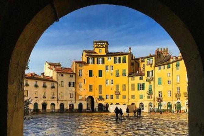 visita guidata a Lucca: Tour SOLO in ITALIANO - Meeting at Piazza Cittadella: Puccini’s statue and a clean start