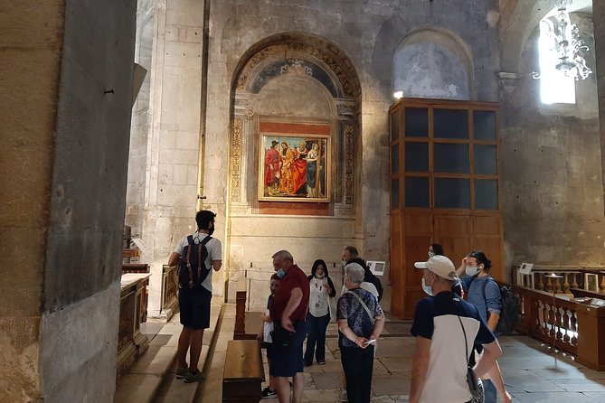 visita guidata a Lucca: Tour SOLO in ITALIANO - Piazza Anfiteatro and the ancient amphitheater shape