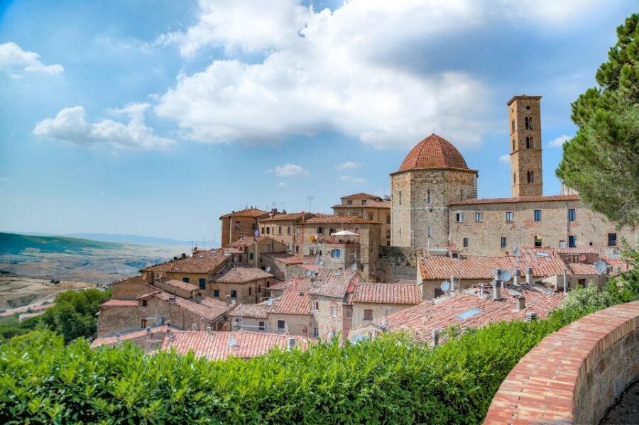 Volterra: Piazza dei Priori & Cathedral Private Walking Tour - Palazzo dei Priori: majesty you can actually stand in front of