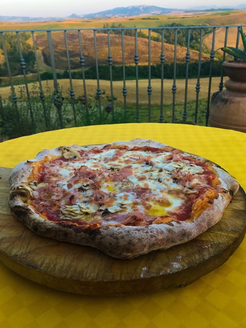 Volterra: Pizza Cooking Class in a tuscan farmhouse - A Tuscan farmhouse class north of Volterra