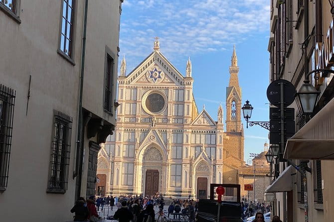 Walking Group Tour In Florence - Meeting the tour at the Uffizi edge