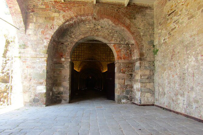 Walking Ramparts Tour in Lucca - How the guide turns stone into a timeline