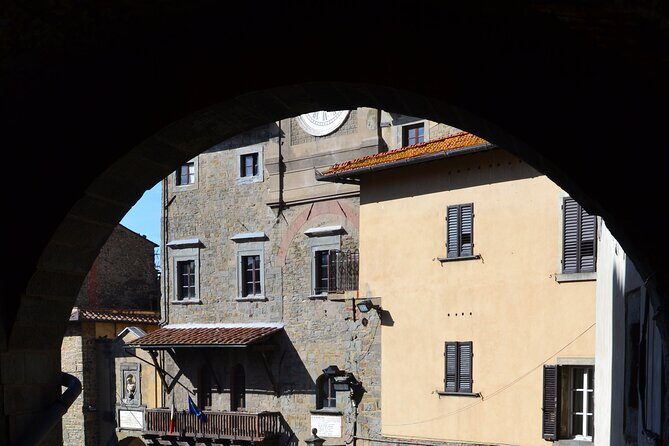 Walking Tour in Cortona - Duomo di Cortona: comparing Italian churches with real examples