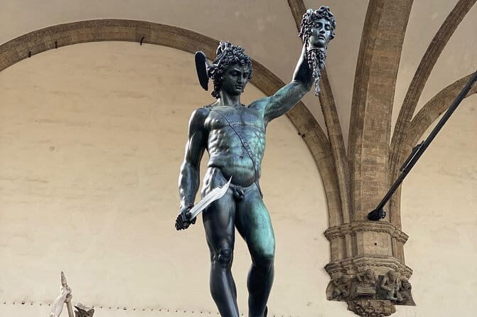 Walking Tour trough Renaissance Secrets in Florence - Meeting point to first impressions: Piazza della Repubblica and Piazza del Duomo