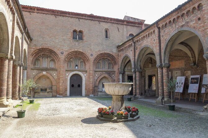 Walking tour unveiling Bologna - Stop 2: The former ghetto alley and the towers symbol, Torre degli Asinell
