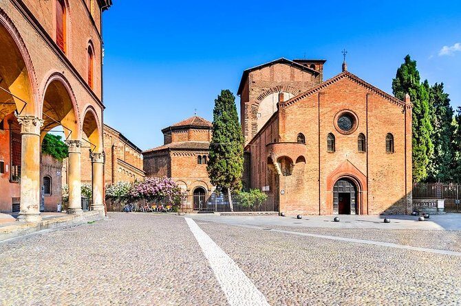 Walking tour unveiling Bologna - Stop 1: Via Guglielmo Oberdan and the coffee taste in context
